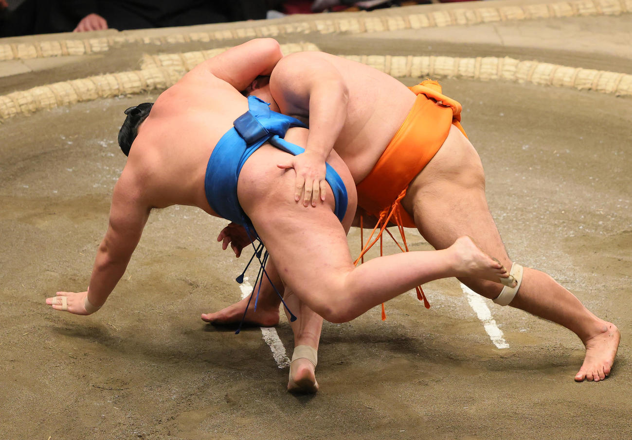 すくい投げで豊昇龍（左）を破る志摩ノ海（撮影・野上伸悟）