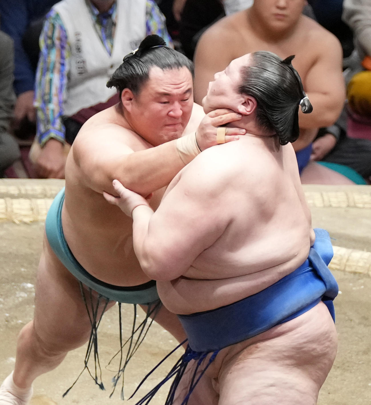 逸ノ城（右）をのど輪で攻める玉鷲（撮影・小沢裕）