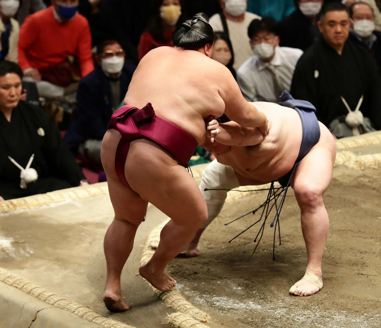 御嶽海を押し出しで破った北勝富士（撮影・丹羽敏通）