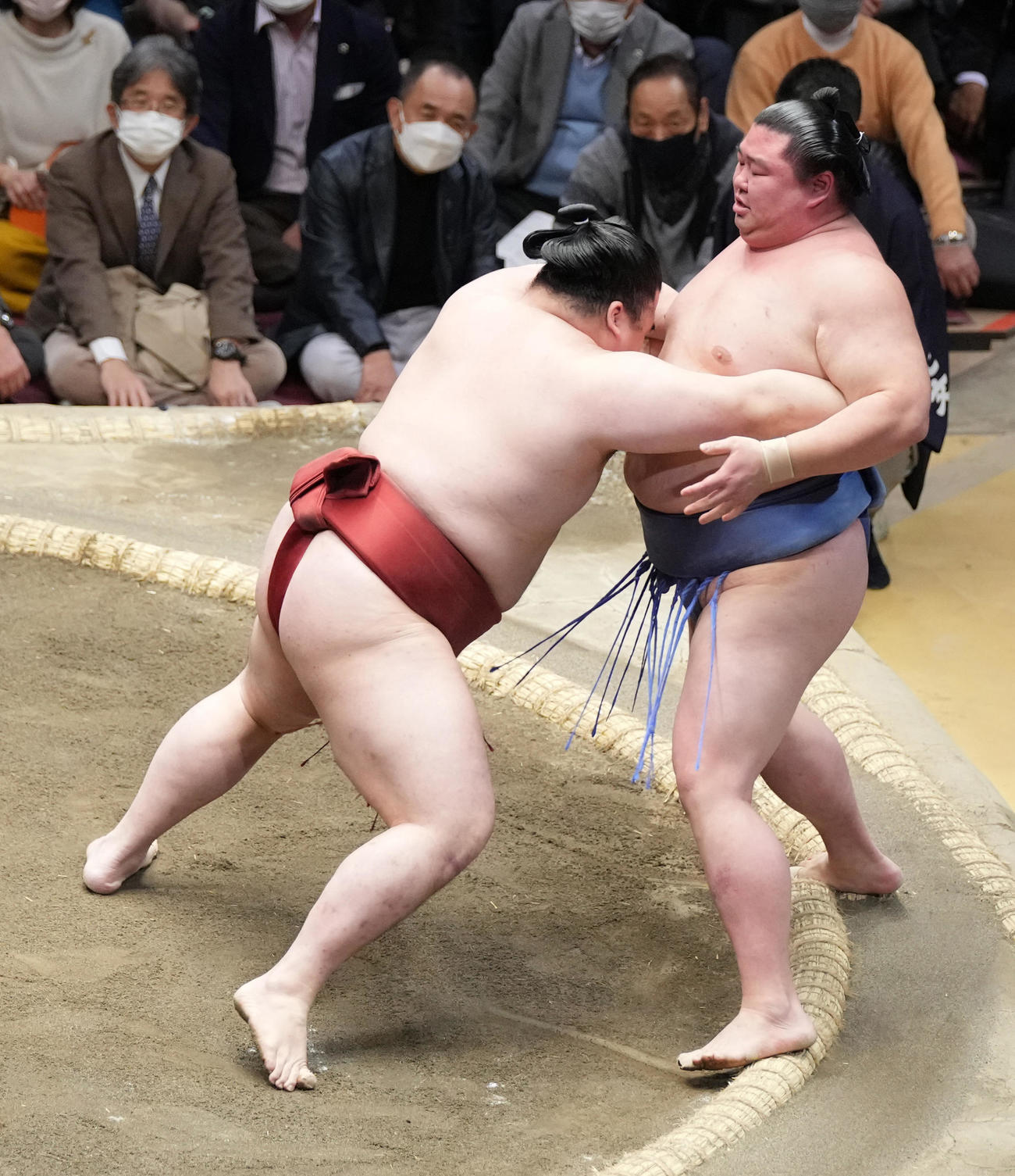 隆の勝（左）は寄り切りで正代を破る（撮影・小沢裕）