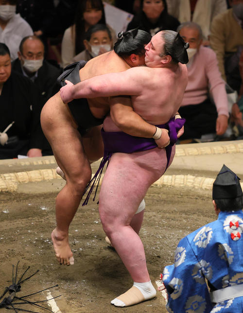 松鳳山（左）をつり出しで破る栃ノ心（撮影・野上伸悟）