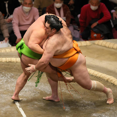 蹴返しで魁聖（右）を破る天空海（撮影・野上伸悟）
