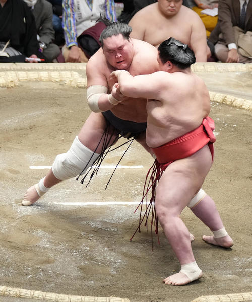阿武咲（右）を土俵際へ攻め込む照ノ富士（撮影・小沢裕）
