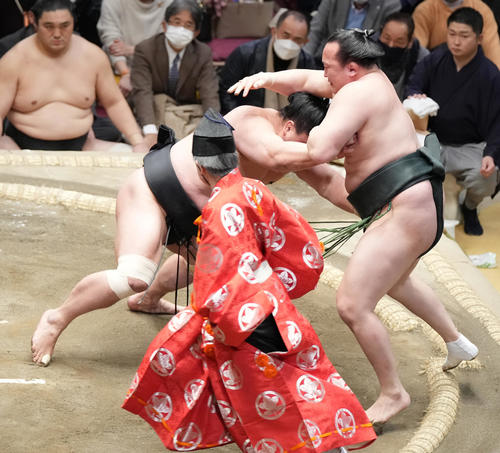 妙義龍（左）は千代翔馬を押し出しで破る（撮影・小沢裕）