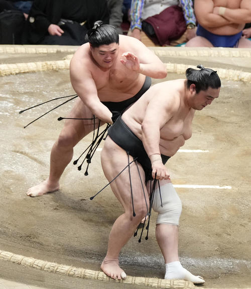 隠岐の海（右）を土俵際へ攻め込む阿炎（撮影・小沢裕）