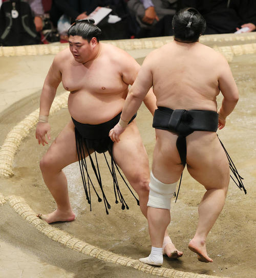 隠岐の海（左）を押し出しで破る阿炎龍（撮影・野上伸悟）