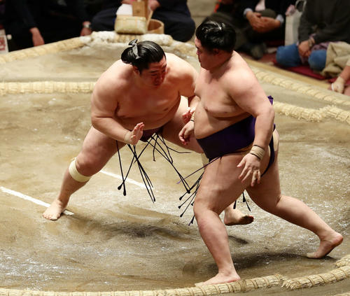 明生を押し出しで破った遠藤（撮影・丹羽敏通）