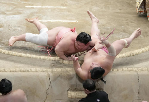 宇良（左）は押し倒しで大栄翔を破る（撮影・小沢裕）