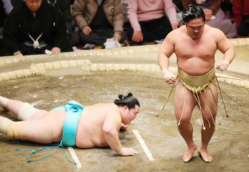 下手投げで琴ノ若（左）を破る石浦（撮影・野上伸悟）