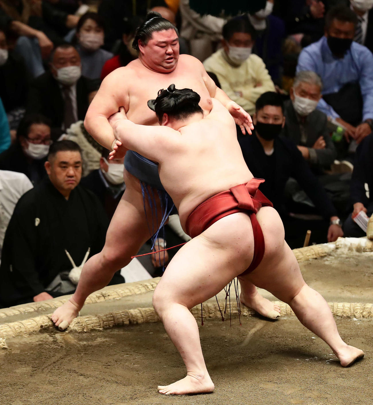 隆の勝に寄り切りで敗れた正代（撮影・丹羽敏通）