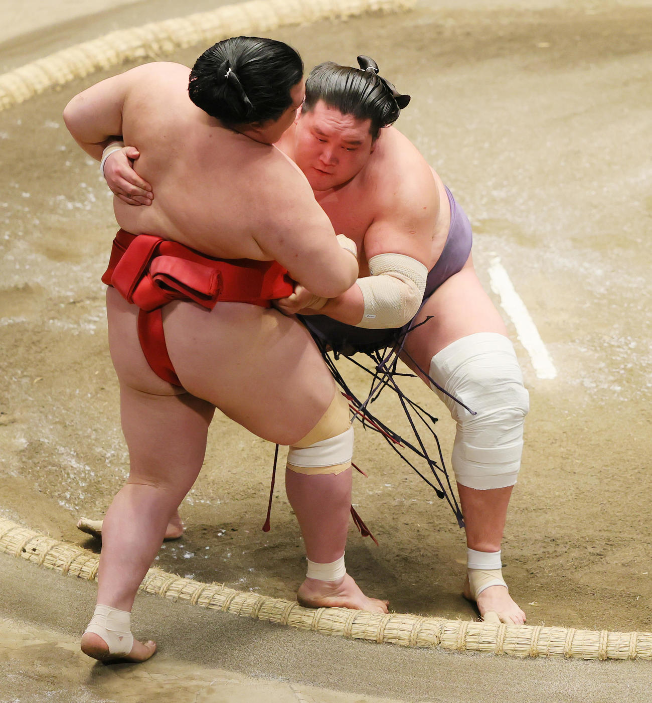 寄り切りで阿武咲（手前）を破る照ノ富士（撮影・野上伸悟）