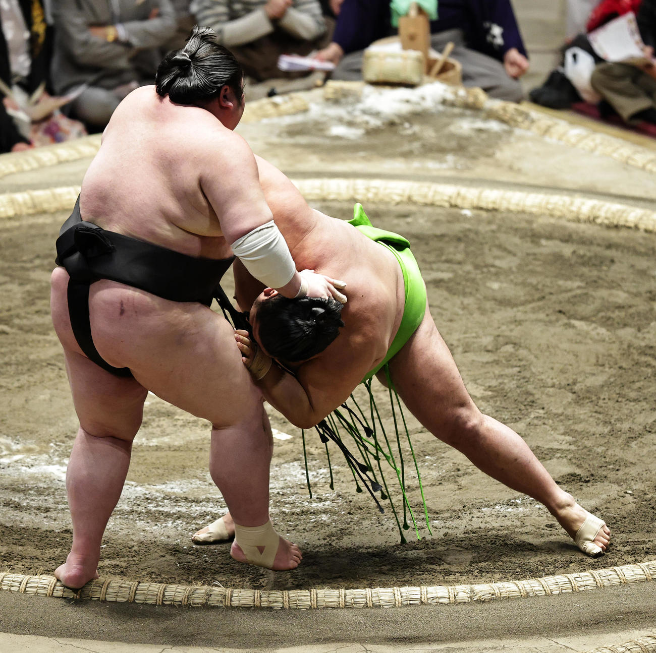 剣翔（左）を寄り切りで破る天空海（撮影・中島郁夫）