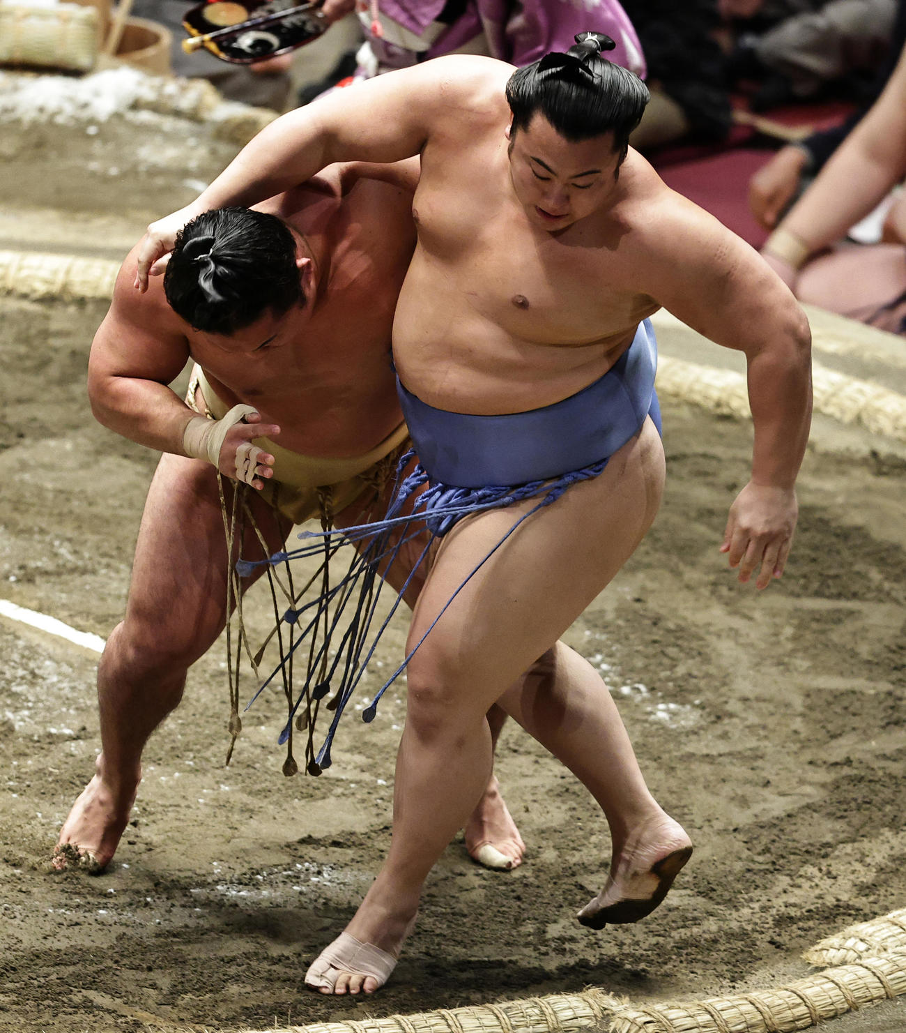 翔猿（右）を寄り切りで破る石浦（撮影・中島郁夫）