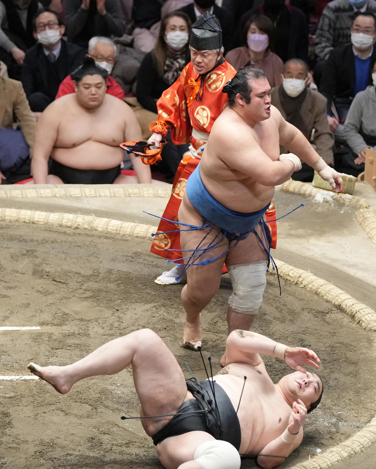 千代の国は隠岐の海（手前）をはたき込みで破る（撮影・小沢裕）