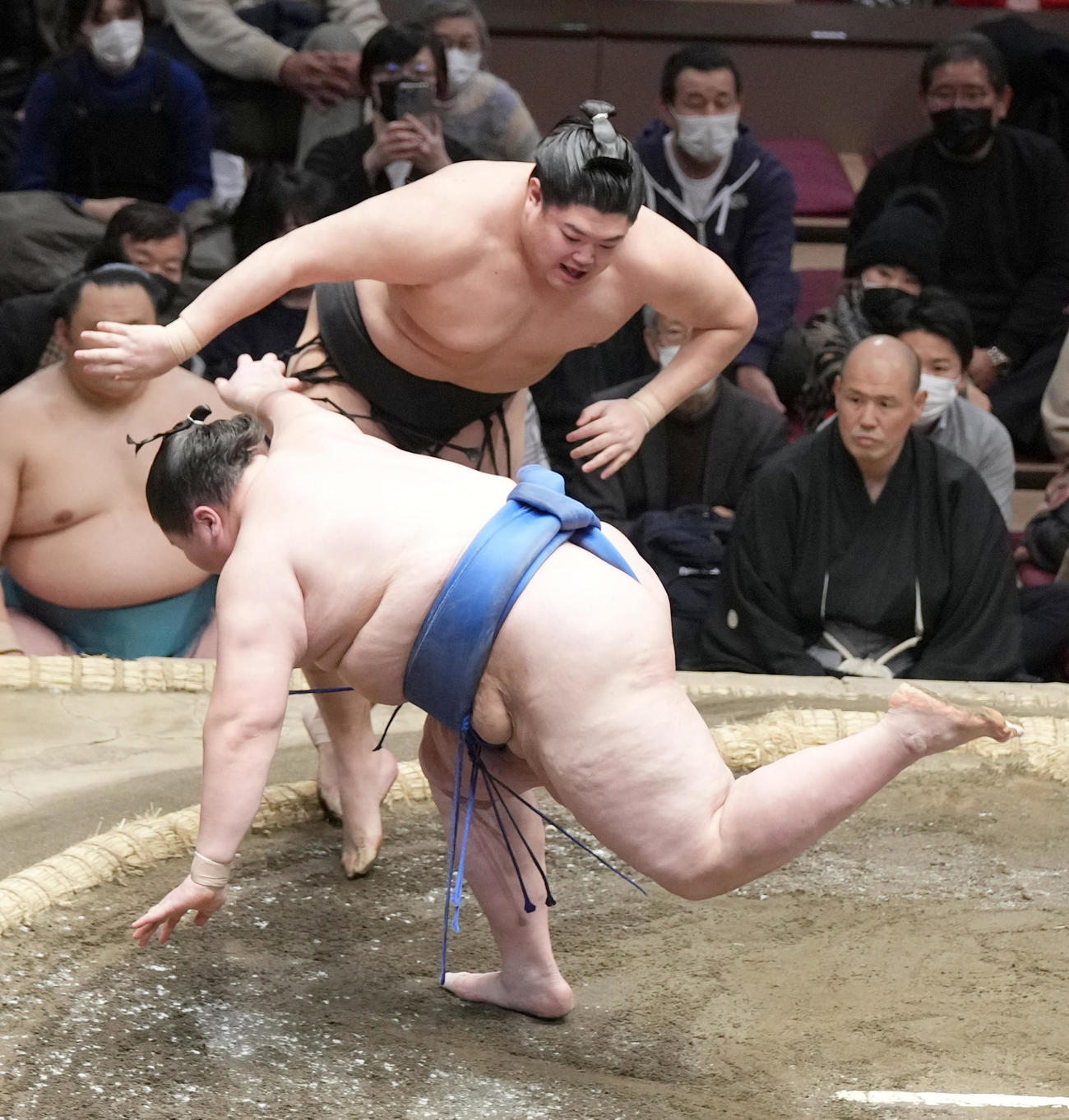 阿炎ははたき込みで逸ノ城（手前）を破る（撮影・小沢裕）
