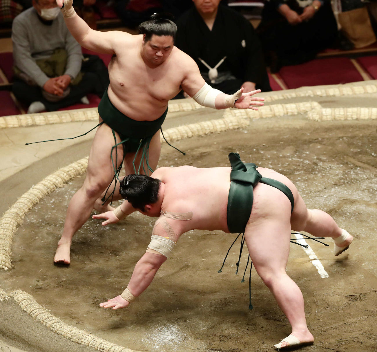 東白龍ははたき込みで魁勝を破る（撮影・丹羽敏通）