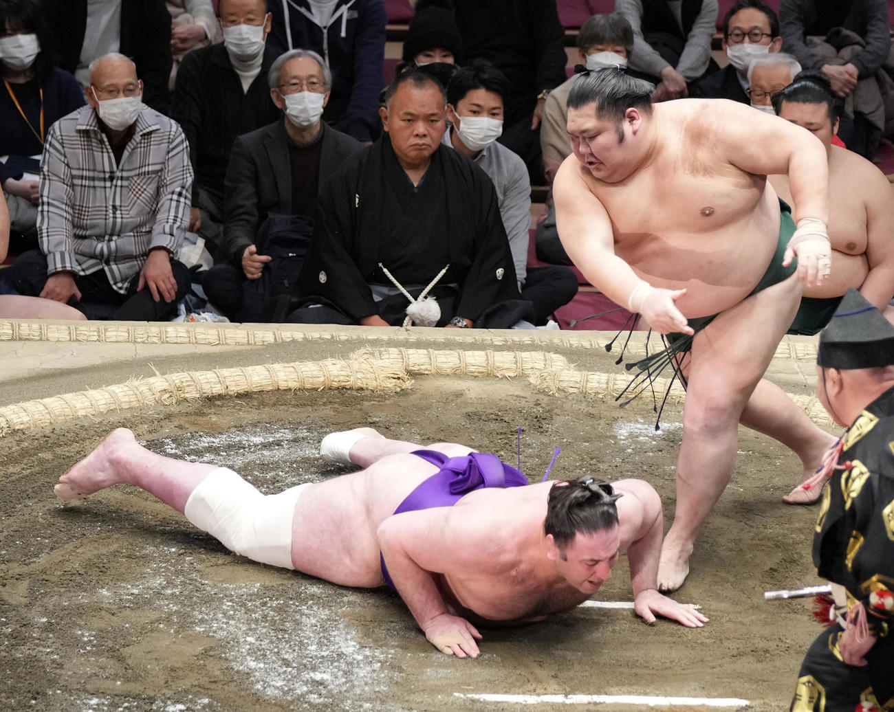 千代大龍は栃ノ心（左）を引き落としで破る（撮影・小沢裕）