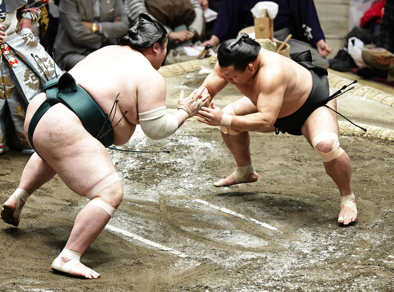 豊山（左）との立ち会いで猫だましをする照強（撮影・中島郁夫）