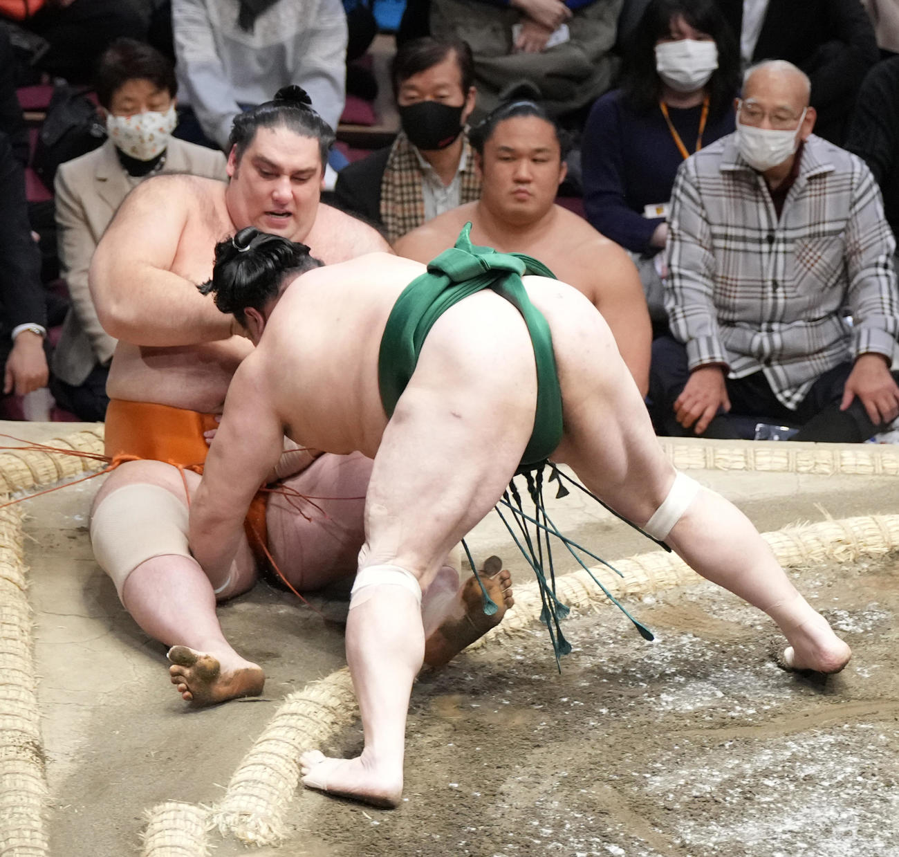 佐田の海（右）は寄り倒しで魁聖を破る（撮影・小沢裕）