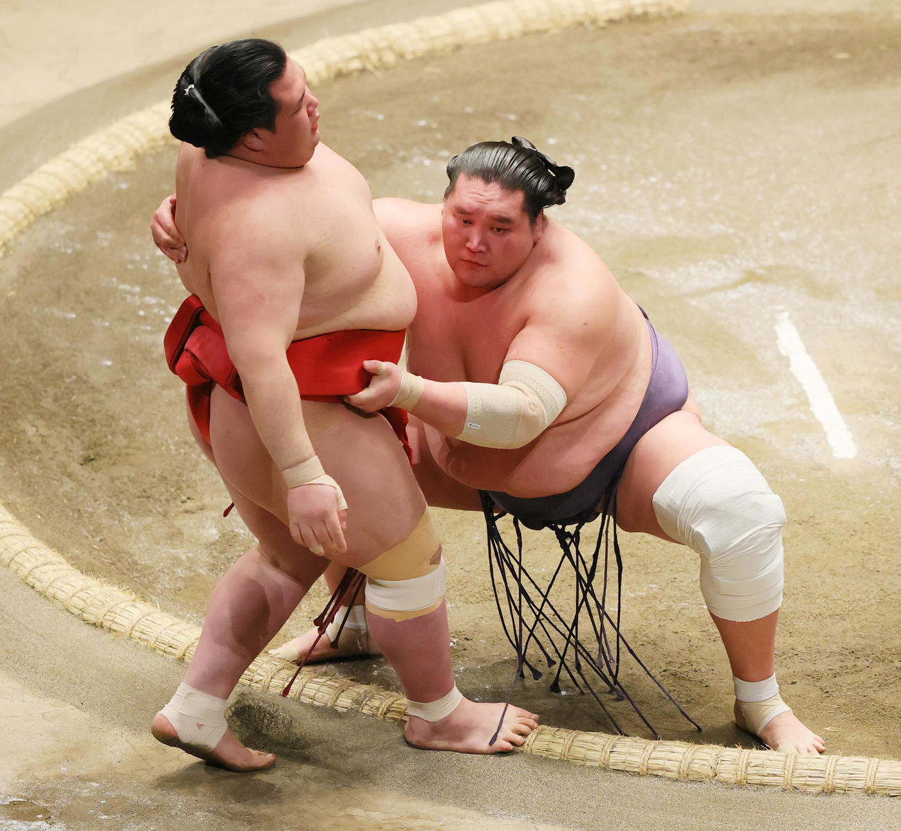 寄り切りで阿武咲（手前）を破る照ノ富士（撮影・野上伸悟）