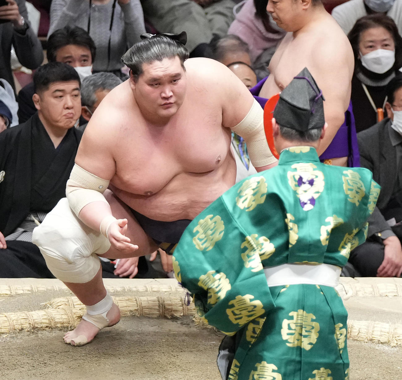 勝ち名乗りを受ける照ノ富士（撮影・小沢裕）