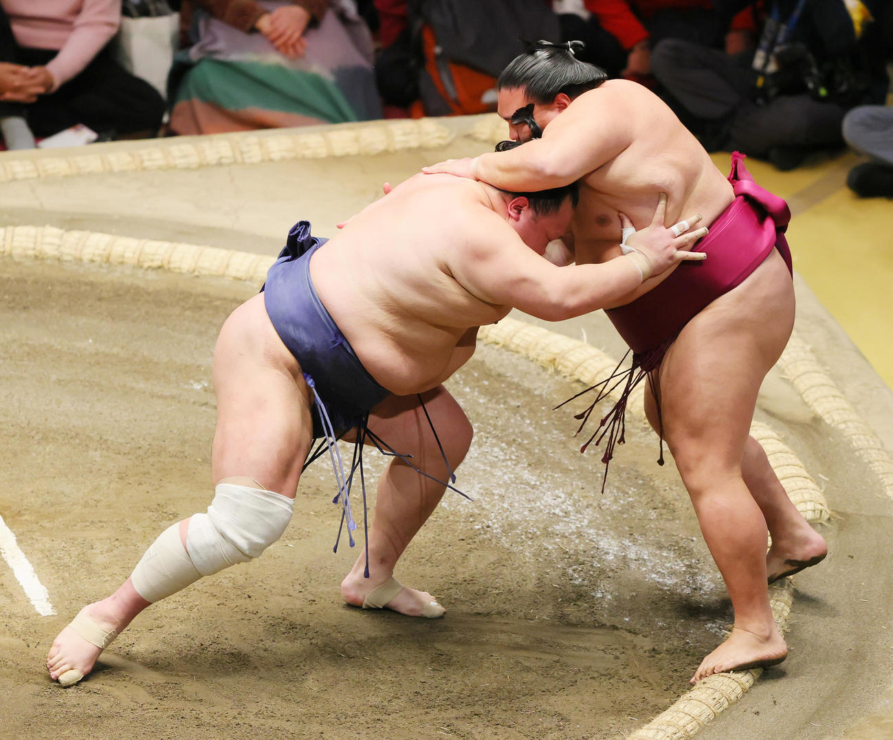 押し出しで御嶽海（右）を破る北勝富士（撮影・野上伸悟）