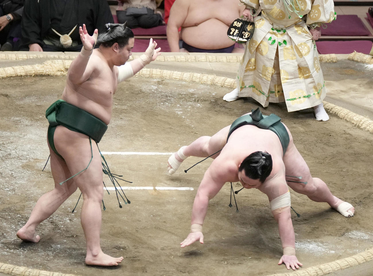 東白龍（左）ははたき込みで魁勝を破る（撮影・小沢裕）
