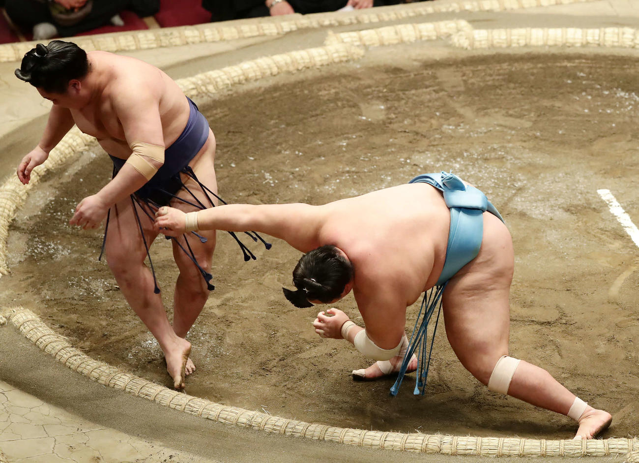 朝乃若（左）を押し出しで破った琴勝峰（撮影・丹羽敏通）