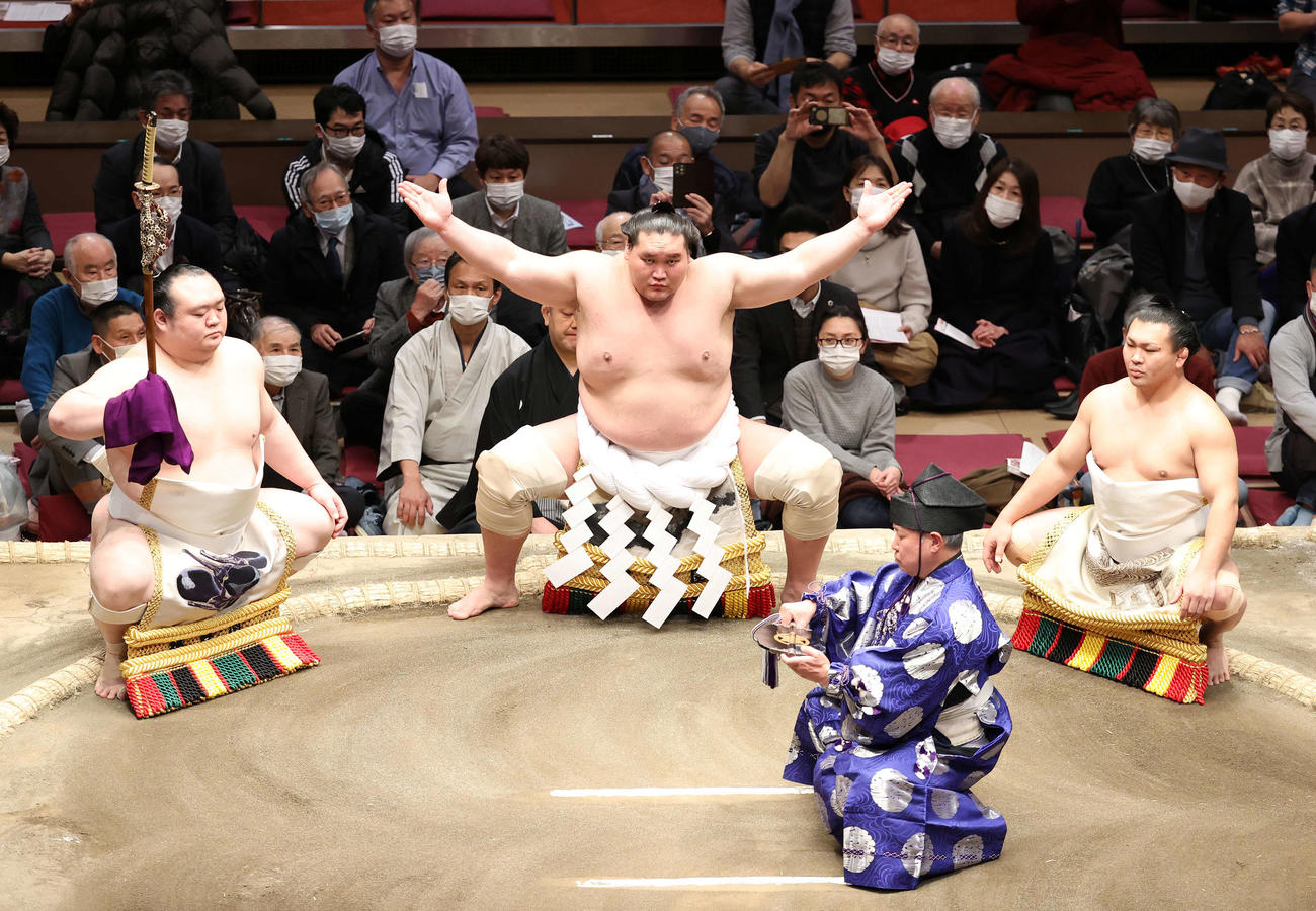 土俵入りする照ノ富士、露払いは照強、太刀持ちは宝富士、行司は式守伊之助（撮影・鈴木正人）