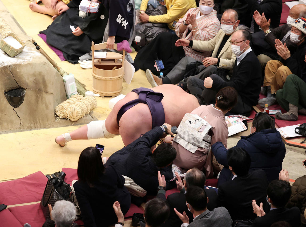 明生に肩すかしで敗れ土俵下に落ちる照ノ富士（撮影・鈴木正人）