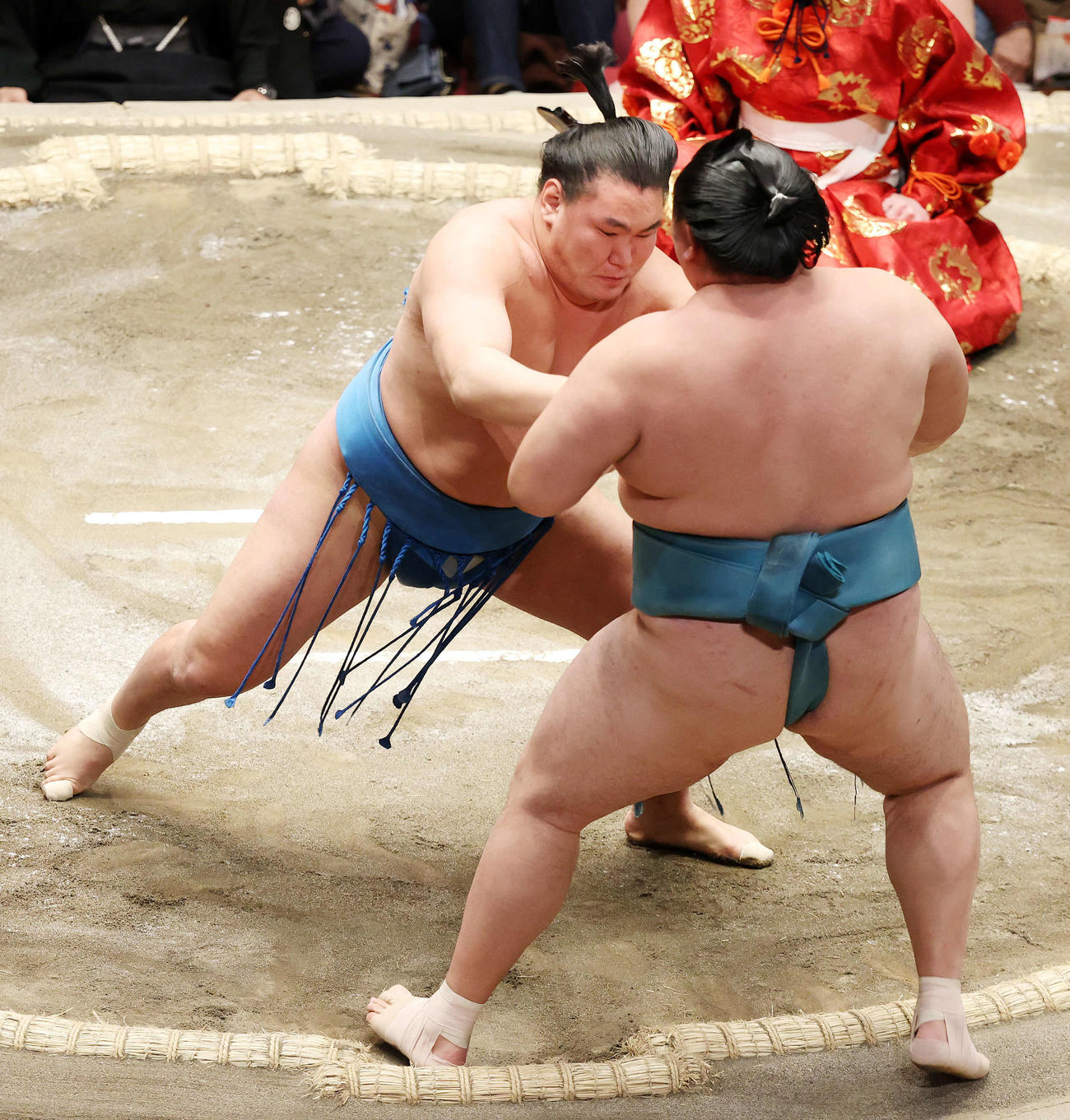 玉鷲（右）を押し出しで破る豊昇龍（撮影・鈴木正人）