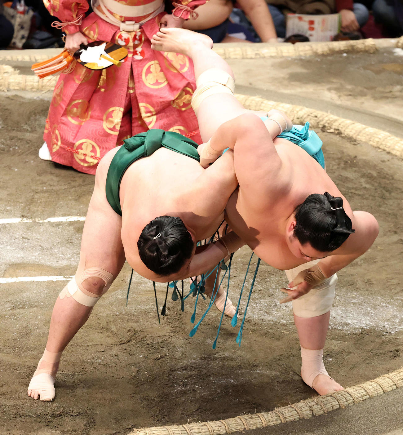 佐田の海（左）を上手投げで破る琴ノ若（撮影・鈴木正人）