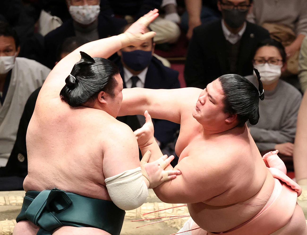 豊山（右）を攻める宇良（撮影・鈴木正人）