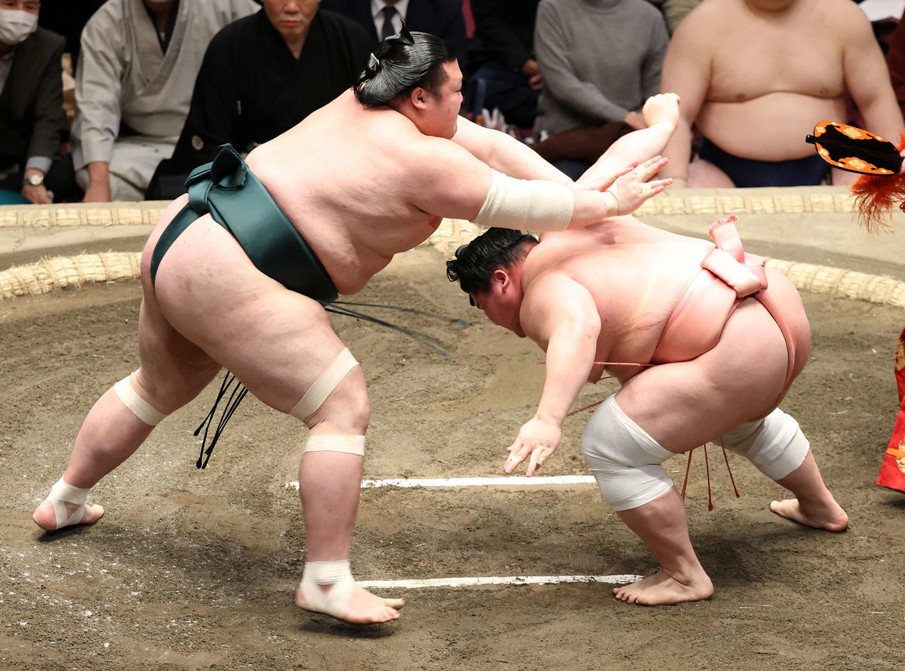 豊山（右）の攻めを避ける宇良（撮影・鈴木正人）