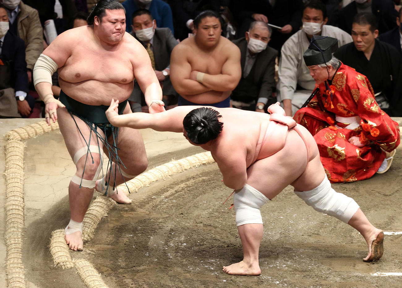 豊山（左）を押し出しで破る宇良（撮影・鈴木正人）