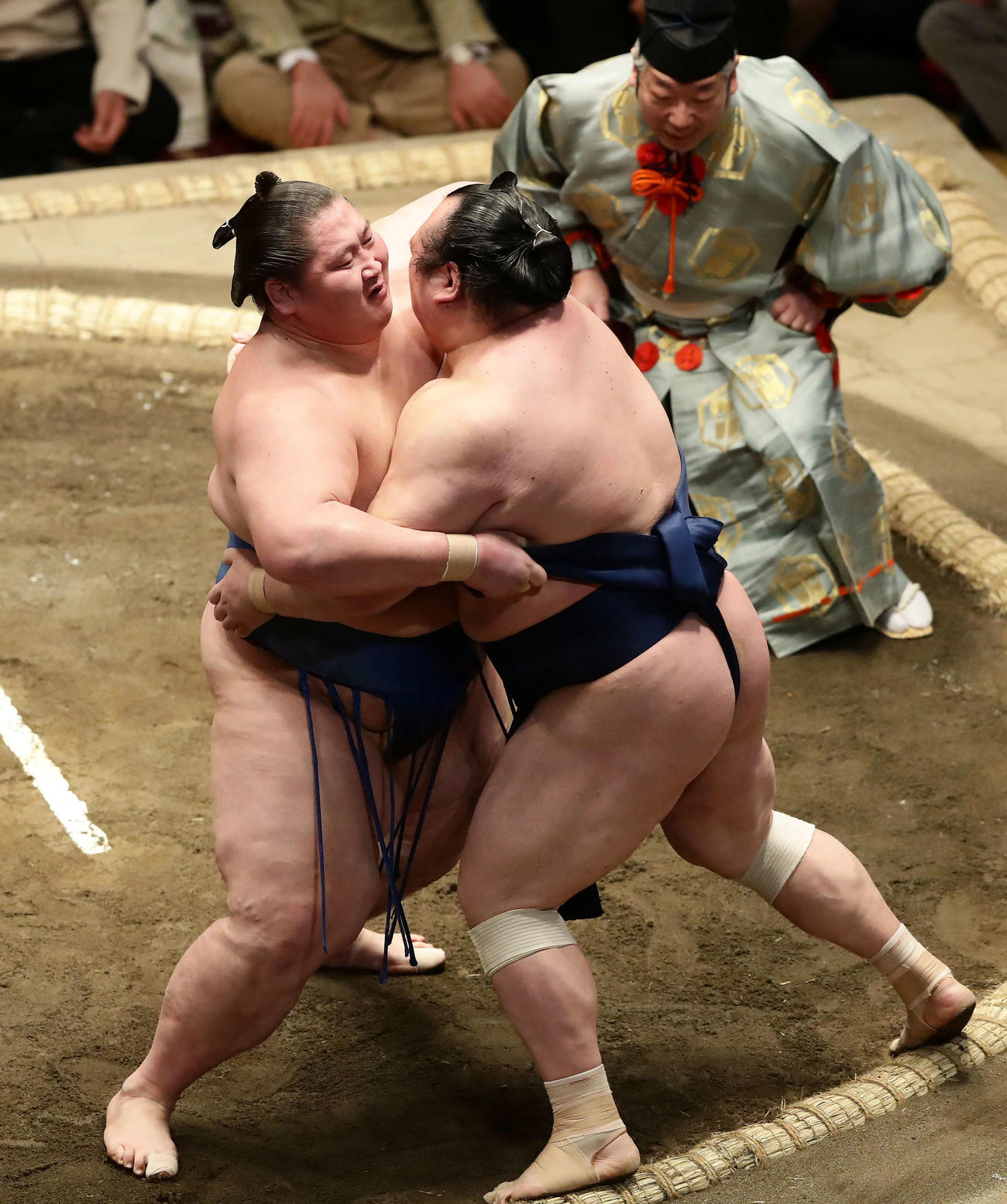 宝富士（右）を寄り切りで破った逸ノ城（撮影・丹羽敏通）