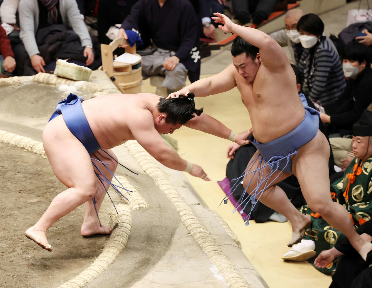 翔猿（右）を押し出しで破る若隆景（撮影・鈴木正人）
