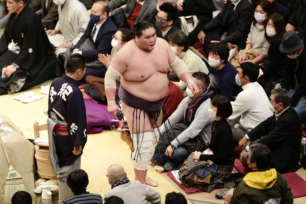 明生に敗れて2敗目を喫して引き揚げる照ノ富士（撮影・丹羽敏通）
