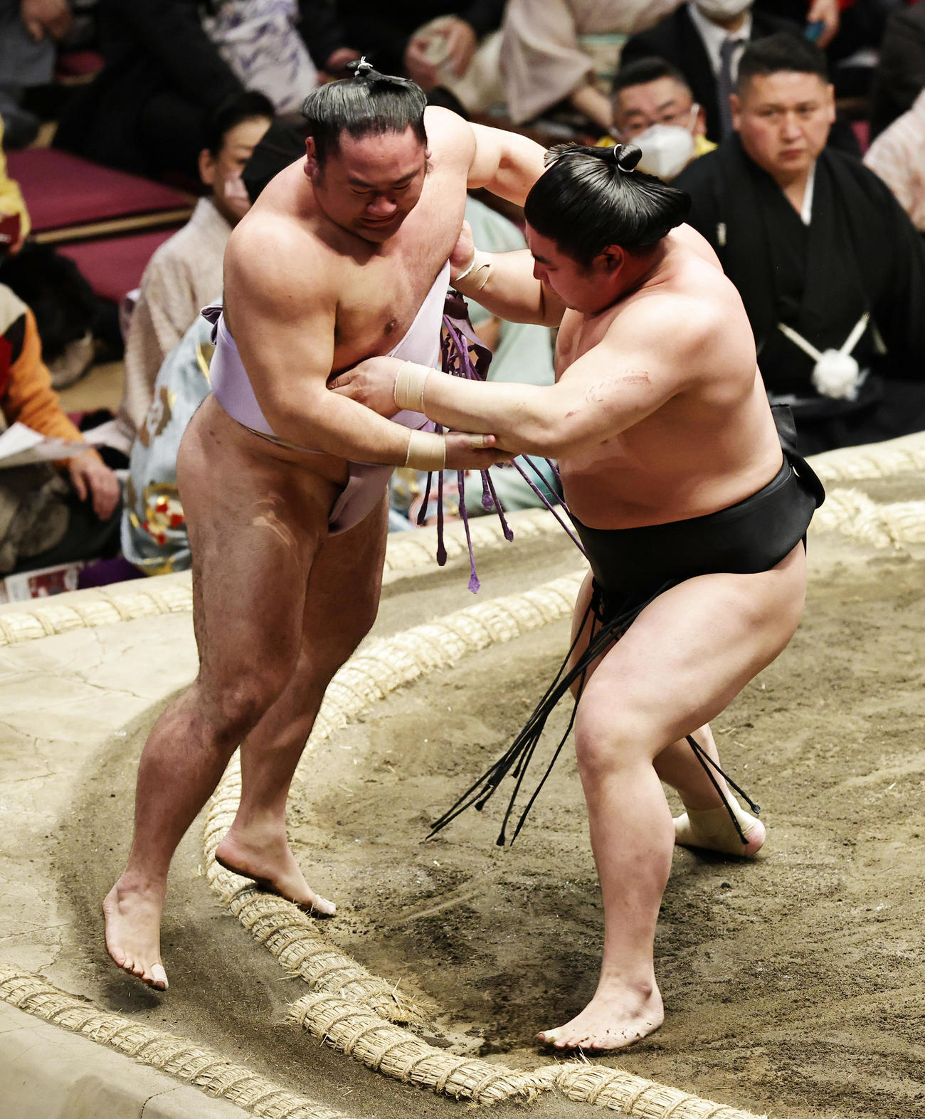 琴恵光（左）を寄り切りで破る若元春（撮影・中島郁夫）