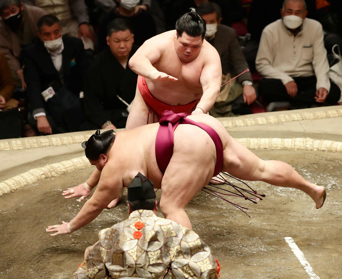 御嶽海を引き落としで破った阿武咲（撮影・丹羽敏通）
