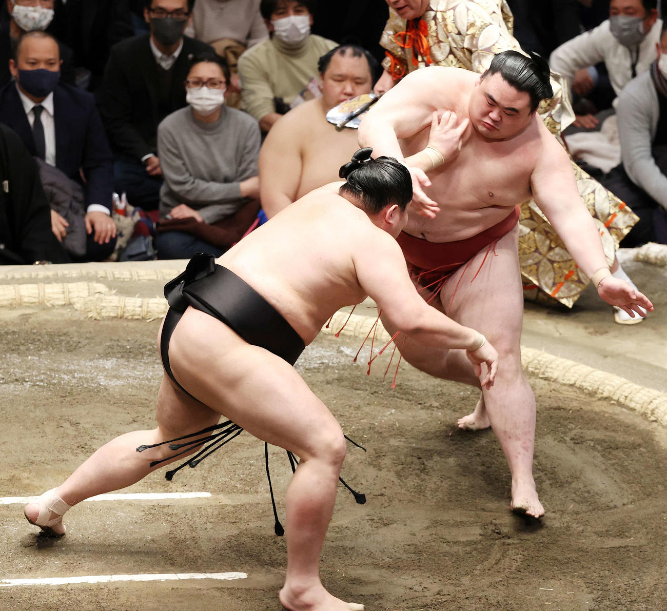 隆の勝（右）を突き出しで破る阿炎（撮影・鈴木正人）
