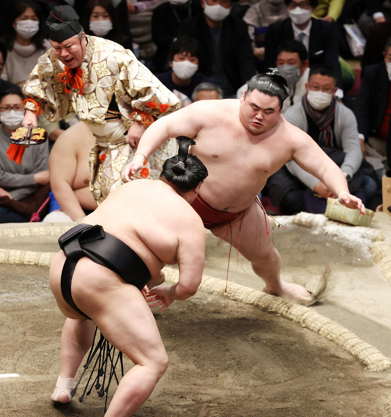 隆の勝（右）を突き出しで破る阿炎（撮影・鈴木正人）
