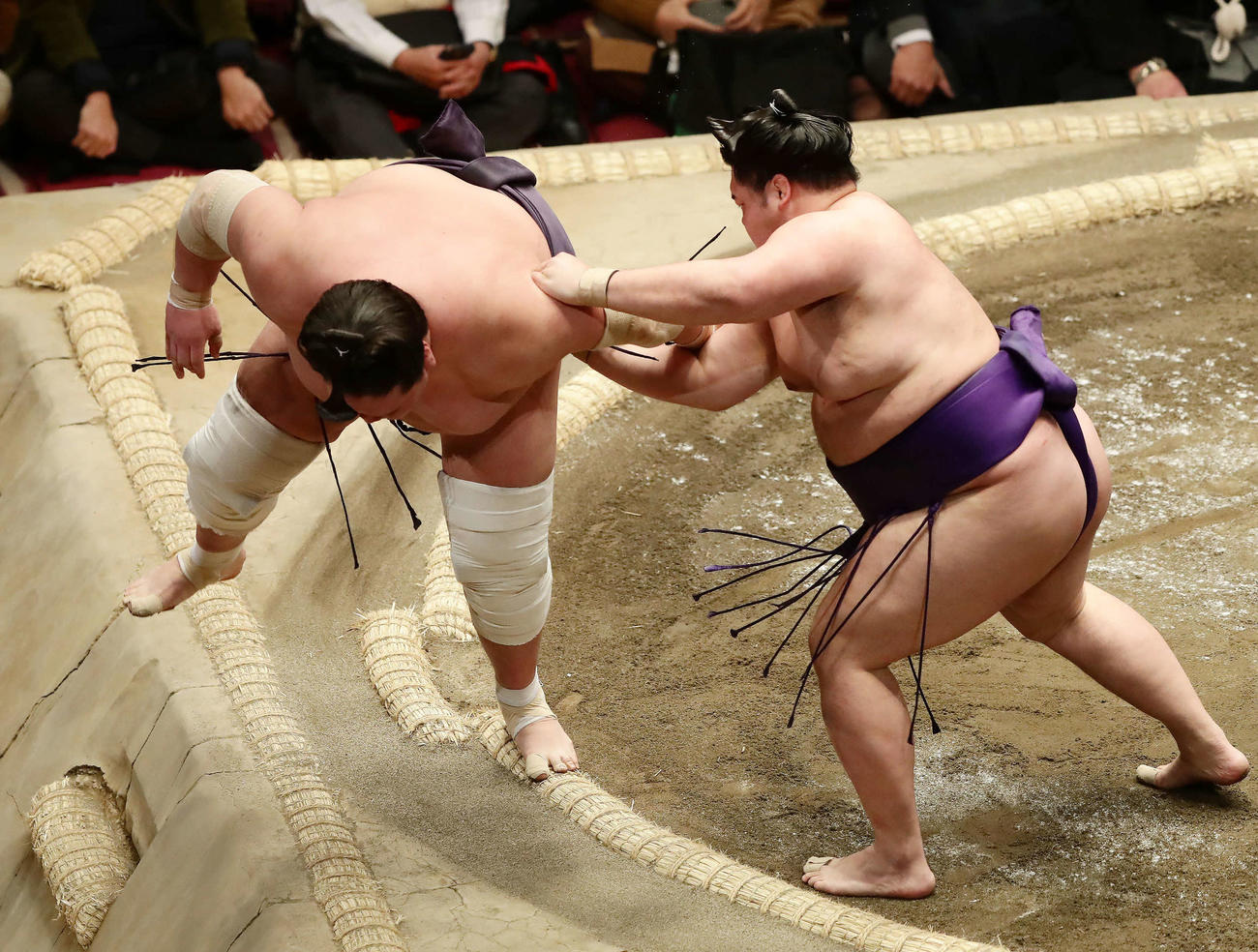 照ノ富士（左）を肩すかしで破った明生（撮影・丹羽敏通）