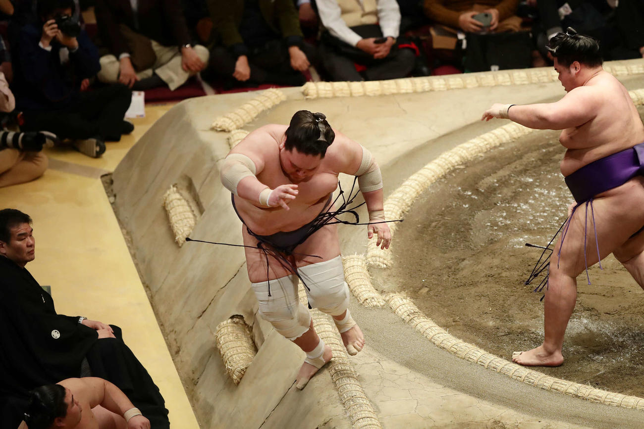 明生に敗れて2敗目を喫した照ノ富士（撮影・丹羽敏通）