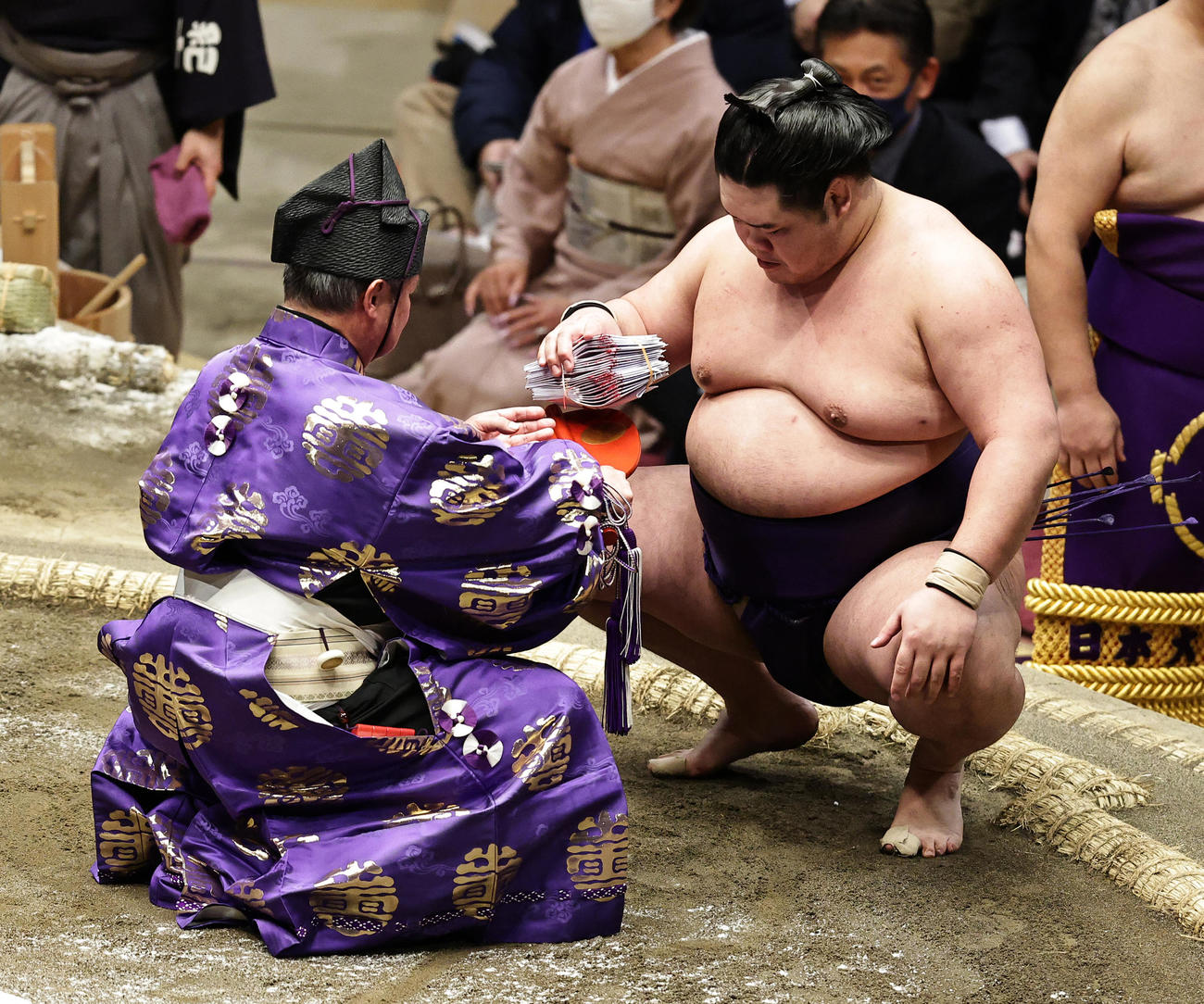 懸賞金を受け取る明生（撮影・中島郁夫）
