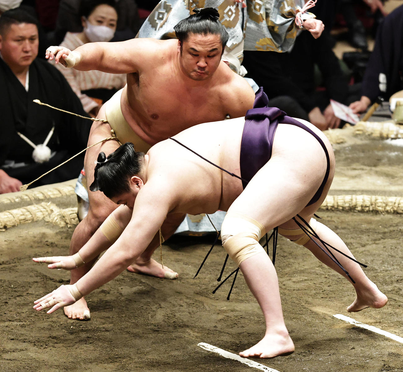 一山本（下）を引き落としで破る石浦（撮影・中島郁夫）
