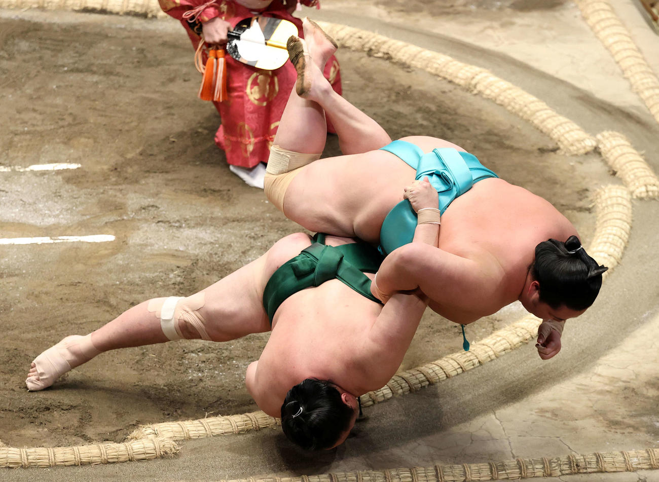 佐田の海（左）を上手投げで破る琴ノ若（撮影・鈴木正人）