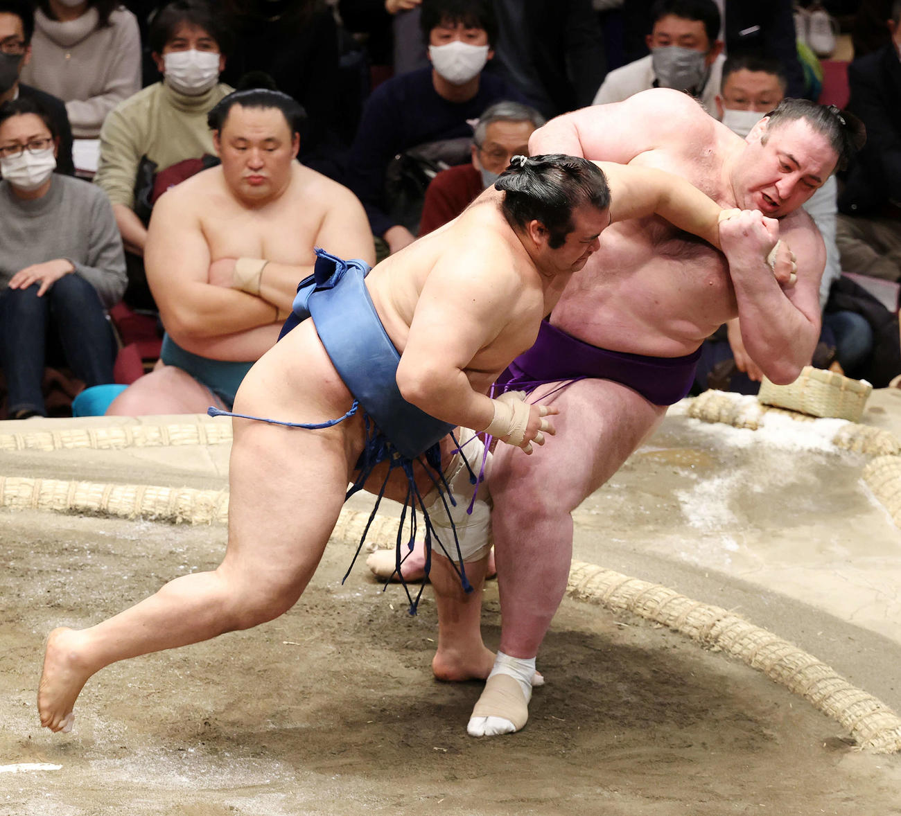 栃ノ心（右）を押し倒しで破る千代の国（撮影・鈴木正人）