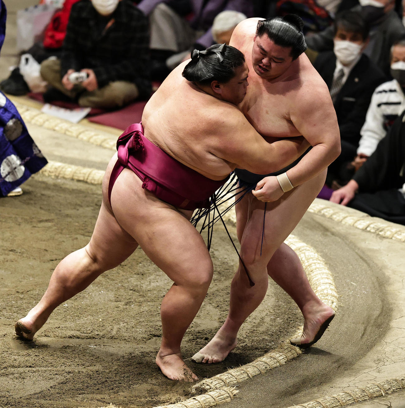 正代（右）を寄り切りで破る御嶽海（撮影・中島郁夫）