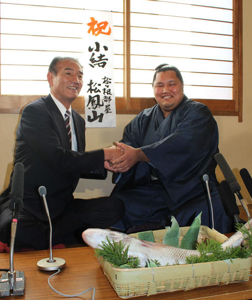 新小結に昇進した松鳳山（右）と握手する松ケ根親方（2012年12月24日撮影）